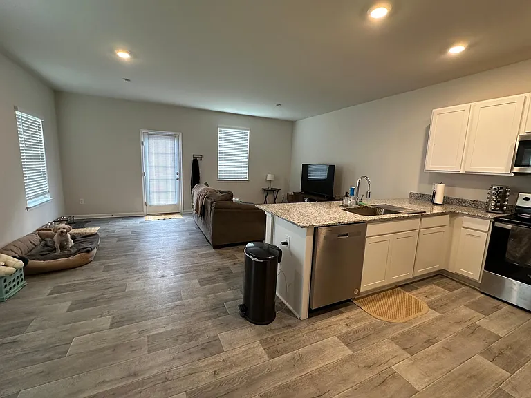 411 Tevis St — Photo 9