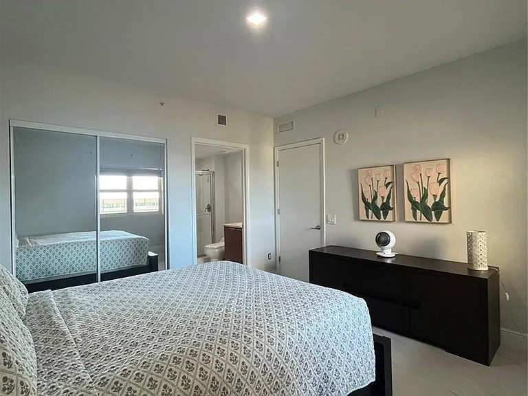 2650 Lake Shore Dr #803 — Photo 6