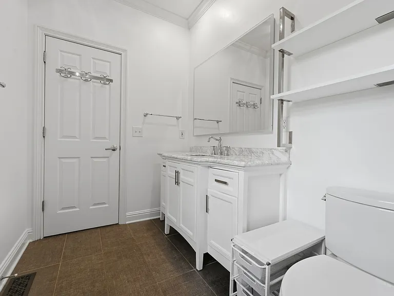 7273 Berkley Sq S — Photo 18