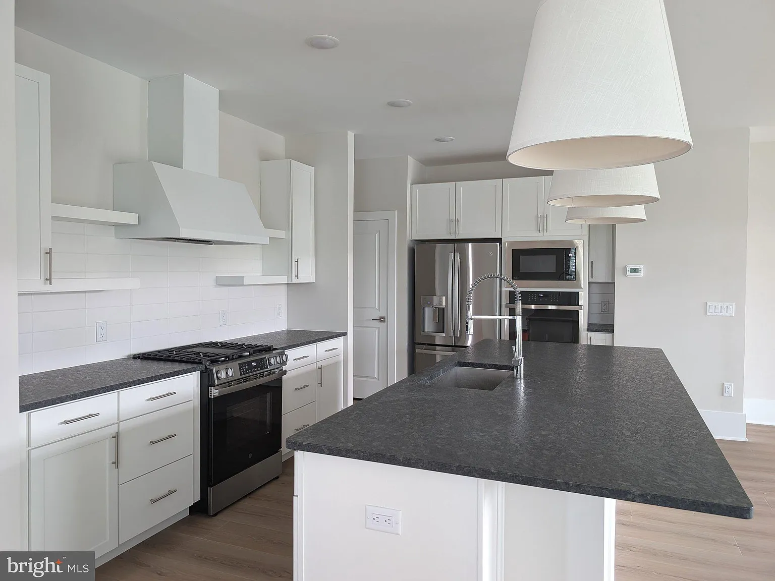 4 bed, 3.5 bath, 2925 sqft, $5,200 — Photo 4