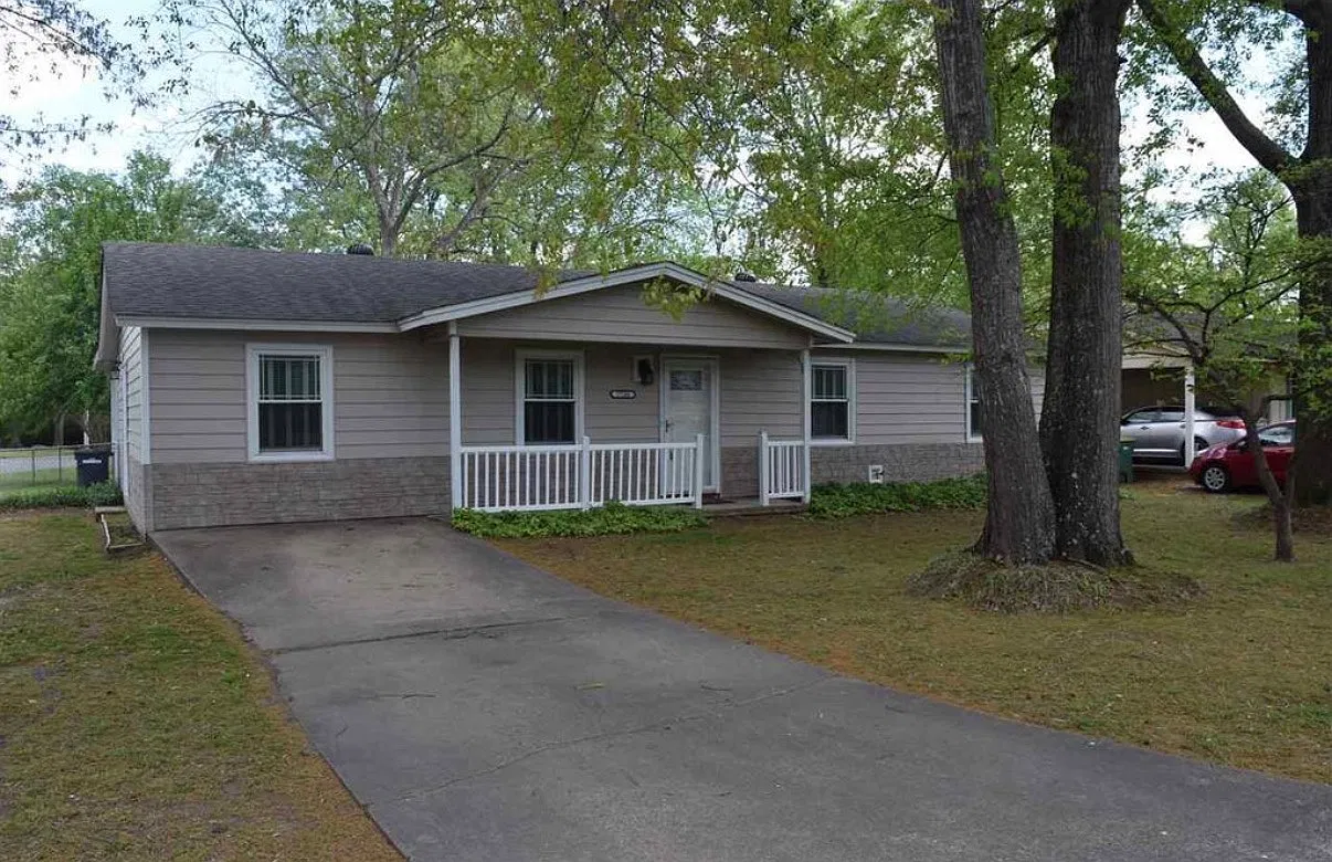 3 bed, 1.5 bath, 1349 sqft, $1,500 — Photo 1