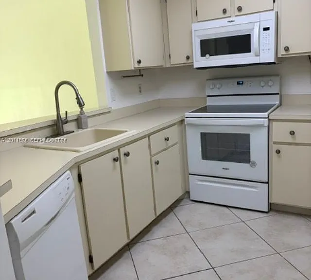 667 Woodgate Ln #B — Photo 7