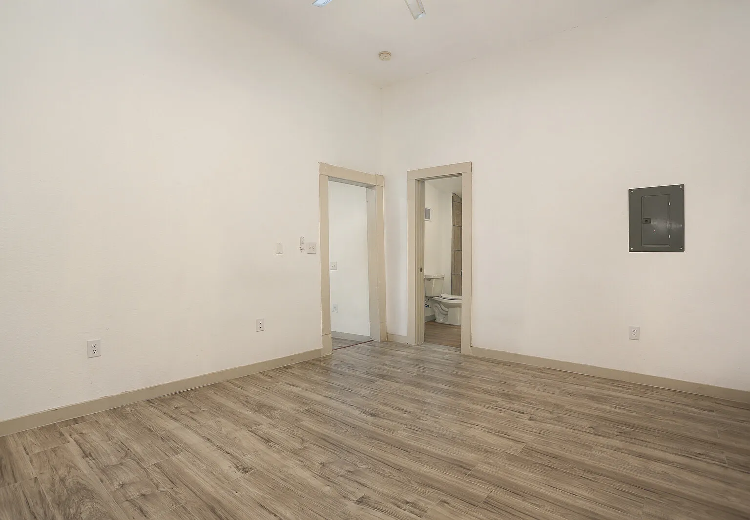 2 bed, 1100 sqft, $875 — Photo 2