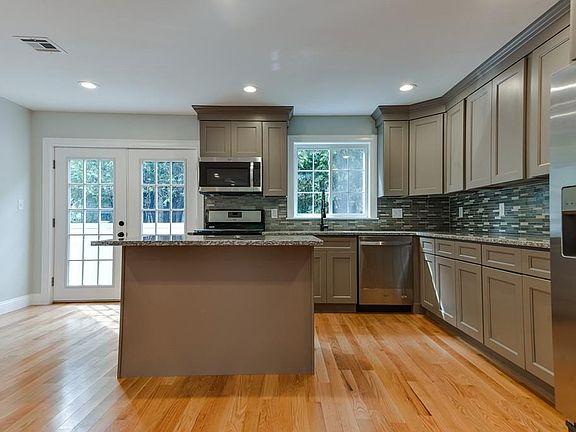 4th image of 1 Glen St #B