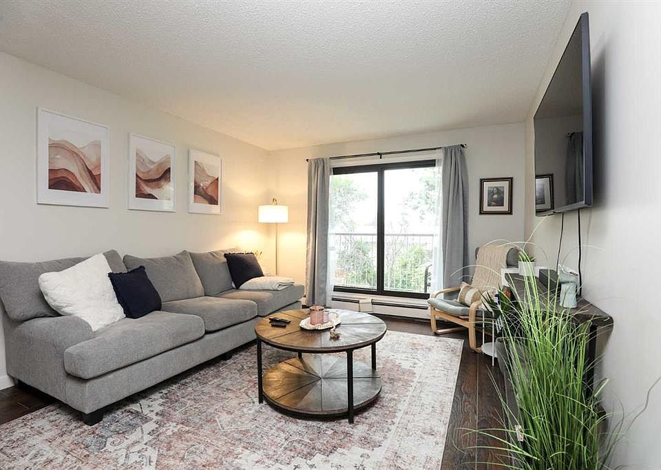 1st image of 855 Columbia Blvd W #302