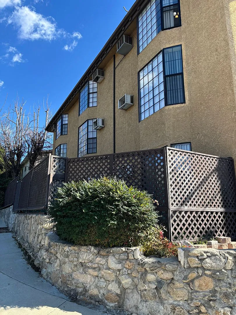 Spacious 1-Bed Apartments in Gated Tujunga Community — Photo 1