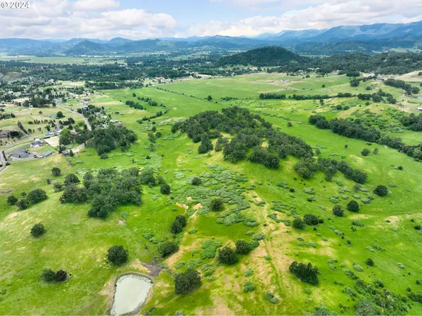 562 Country Hill Dr, Roseburg, OR 97471