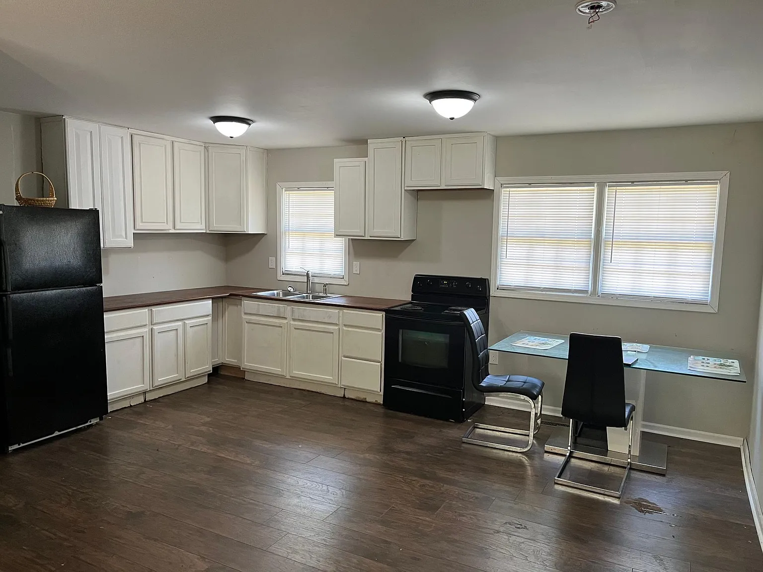 3679 Lindsey Dr — Photo 2