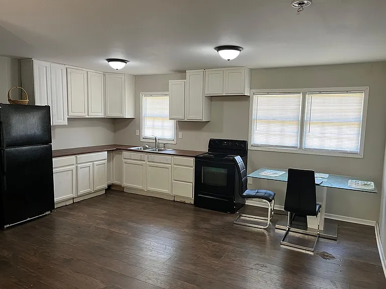 3679 Lindsey Dr — Photo 2