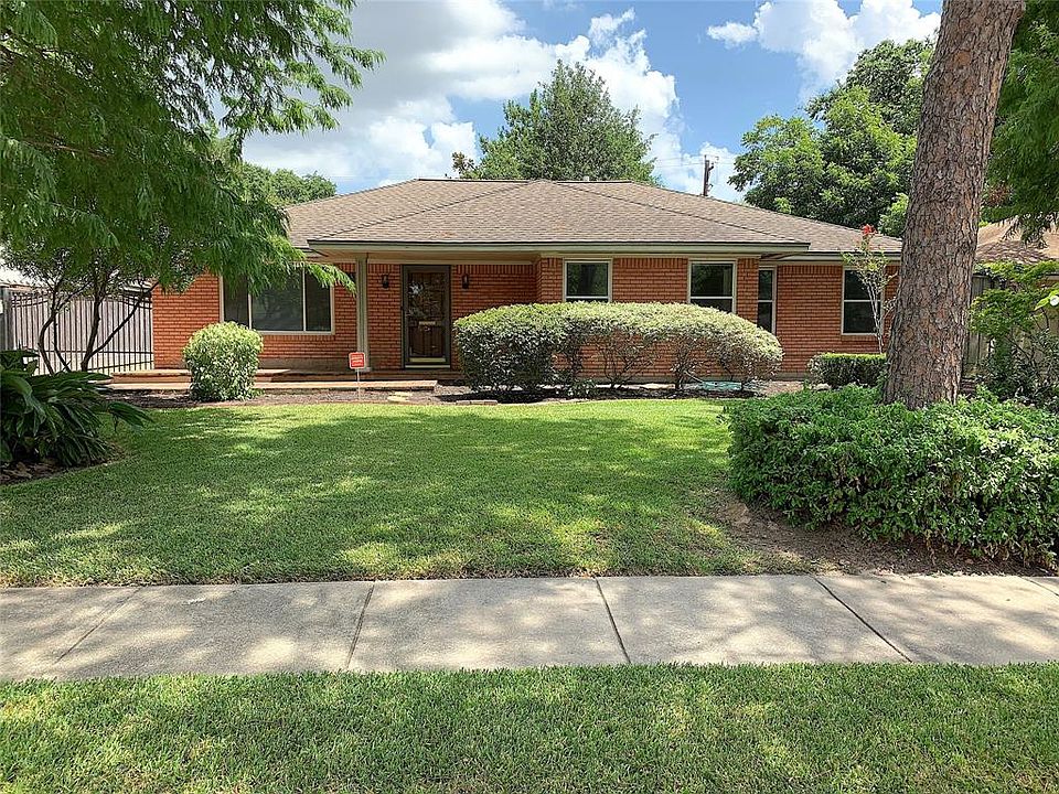 Gorgeous remodeled house! Did not flood. Roof-2013. Convenient to Medical center, Galleria, or Downtown. Easy freeway access.