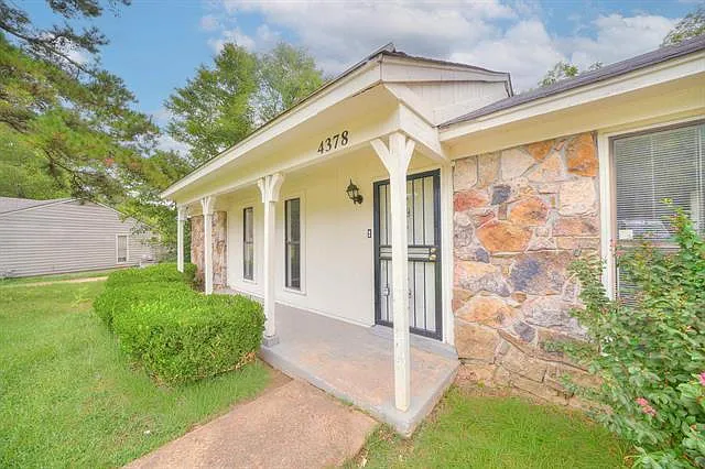 3 bed, 2.0 bath, 1120 sqft, $1,400 — Photo 3