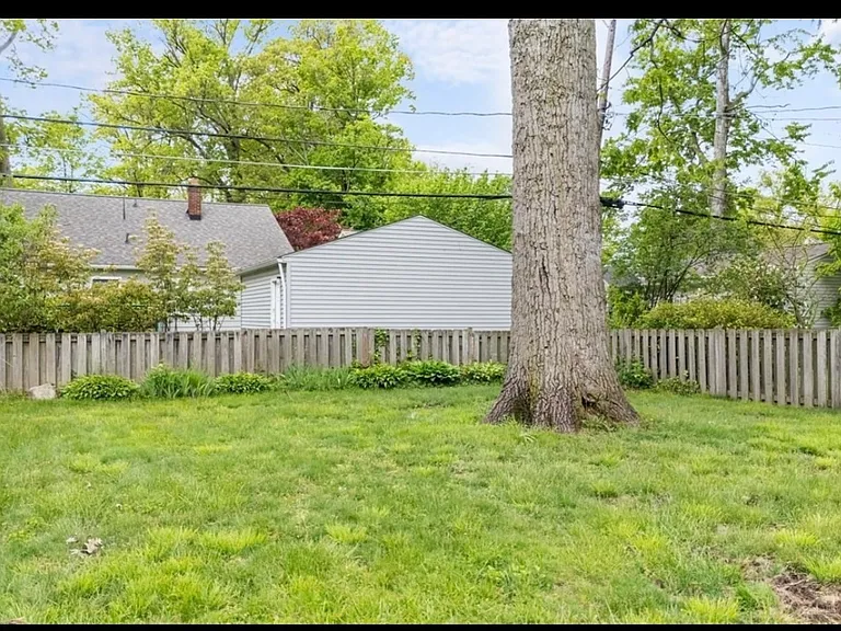 574 Huntmere Dr — Photo 3