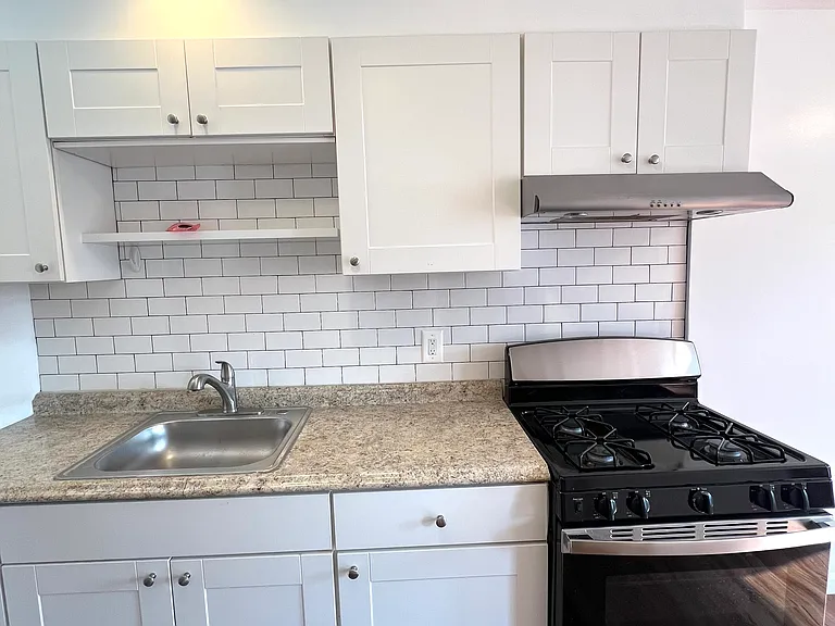 2032 W 4th St #2 — Photo 5