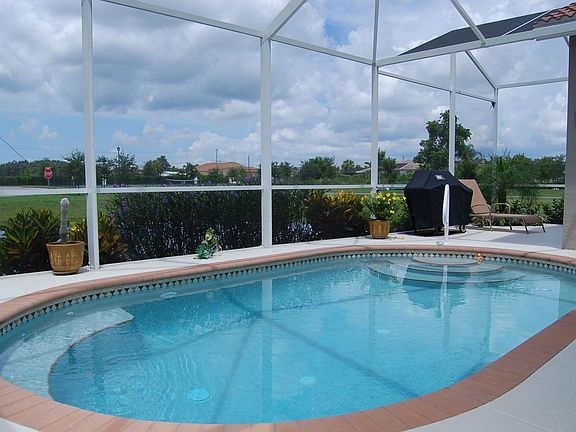 Pool/Spa with screen cage