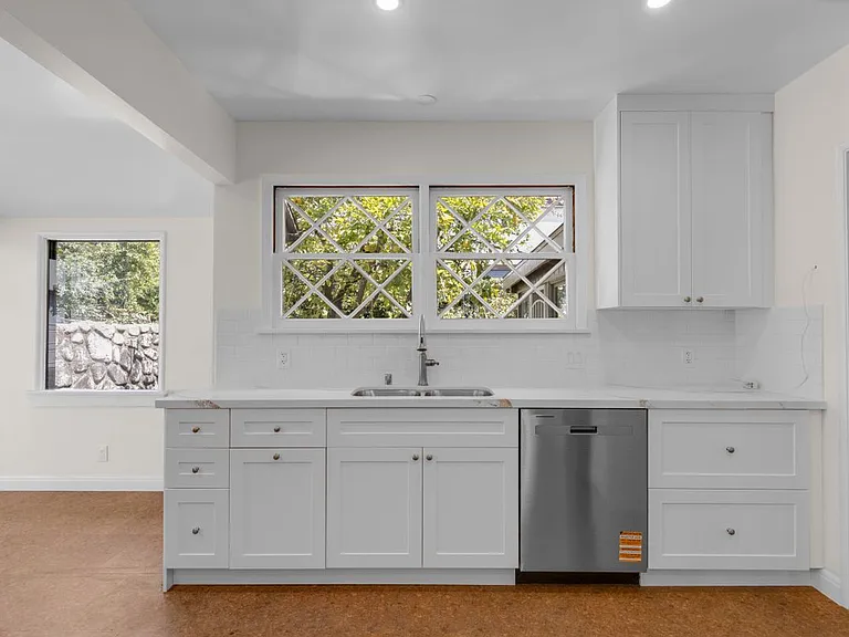 2151 N Altadena Dr — Photo 2