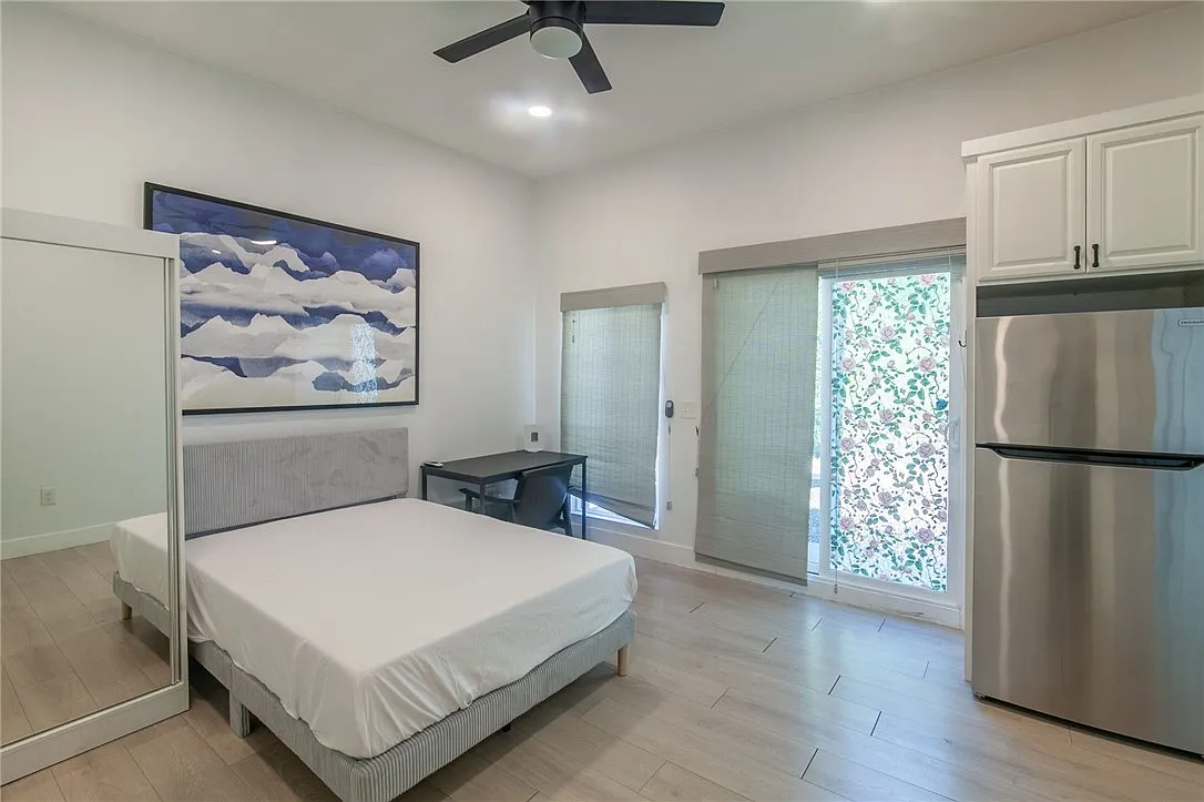 Studio, 300 sqft, $1,895 — Photo 1