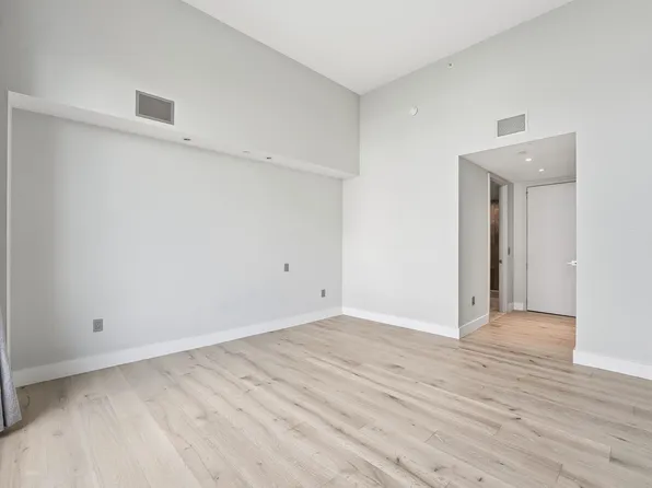 1000 Avenue At Port Imperial image 29 of 38