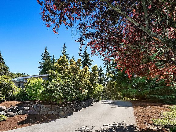 Private driveway access from cul-de-sac>
