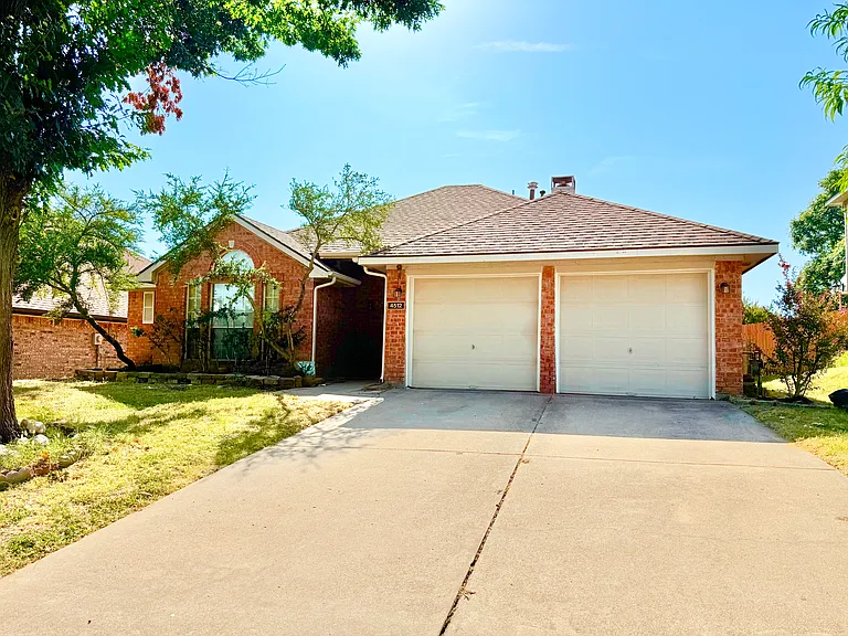 4512 Queenswood Dr — Photo 2