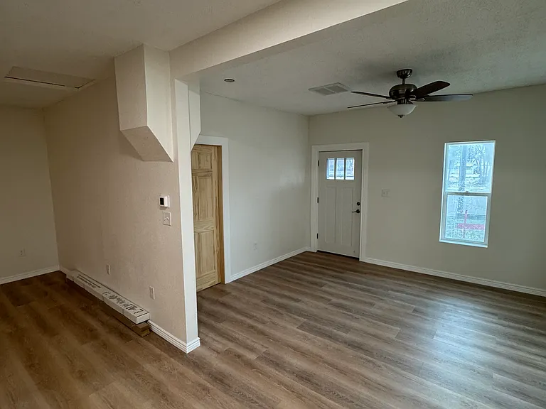 318 Clayton St — Photo 4