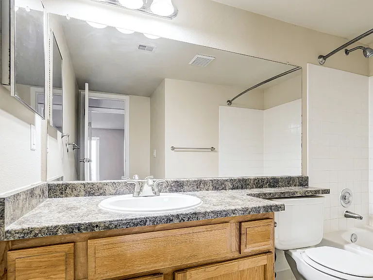 St. Moritz Apartments — Photo 33