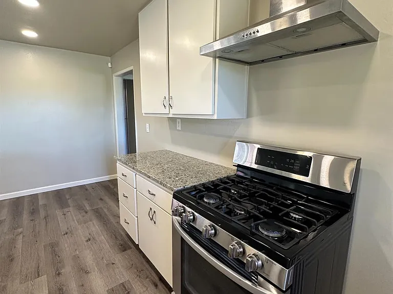 8529 S Chestnut Ave — Photo 6