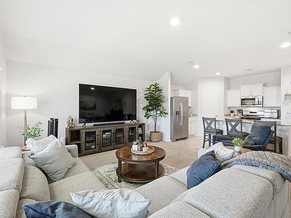 4th image of 633 Captree Ln