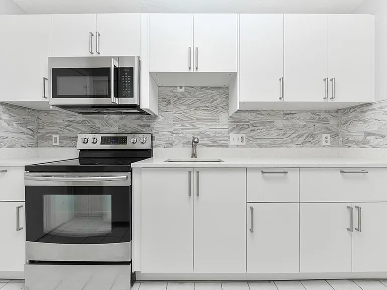 900 Governors Dr #3 — Photo 3