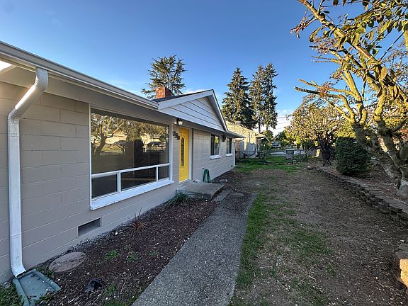 4th image of 859 Pierce Ave NE