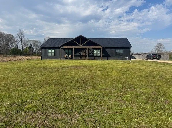 585 Smith Rd, Luray, TN 38352