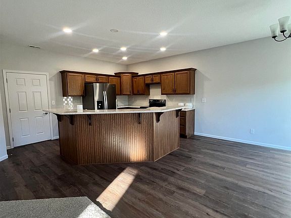 5th image of 411 Crown Hill Dr