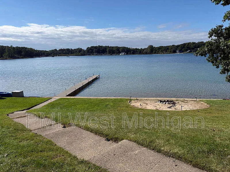 3 bed, 1.0 bath, 1064 sqft, $2,500 — Photo 2