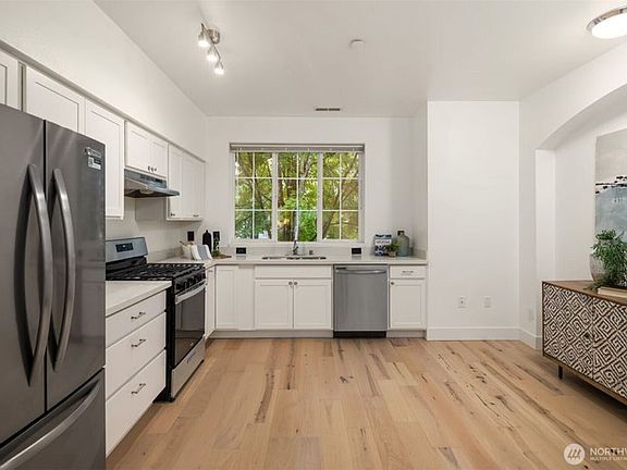 5th image of 18247 NE 96th Way #104