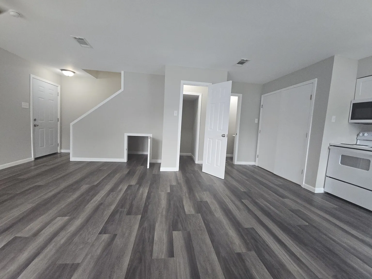 207 River Oaks Dr — Photo 3