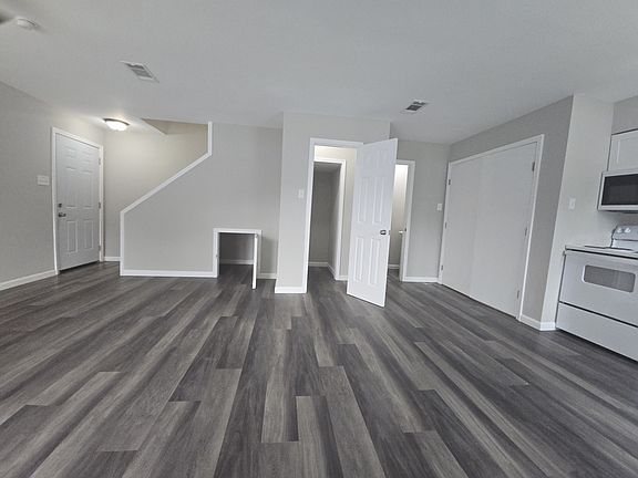 3rd image of 207 River Oaks Dr APT E