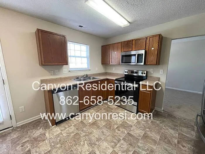 4 bed, 2.5 bath, 1944 sqft, $1,985 — Photo 3