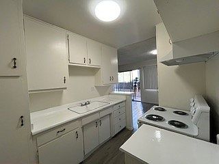 1st image of 915 N Wilton Pl