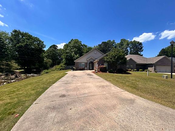 2nd image of 46 Chateaus Ln