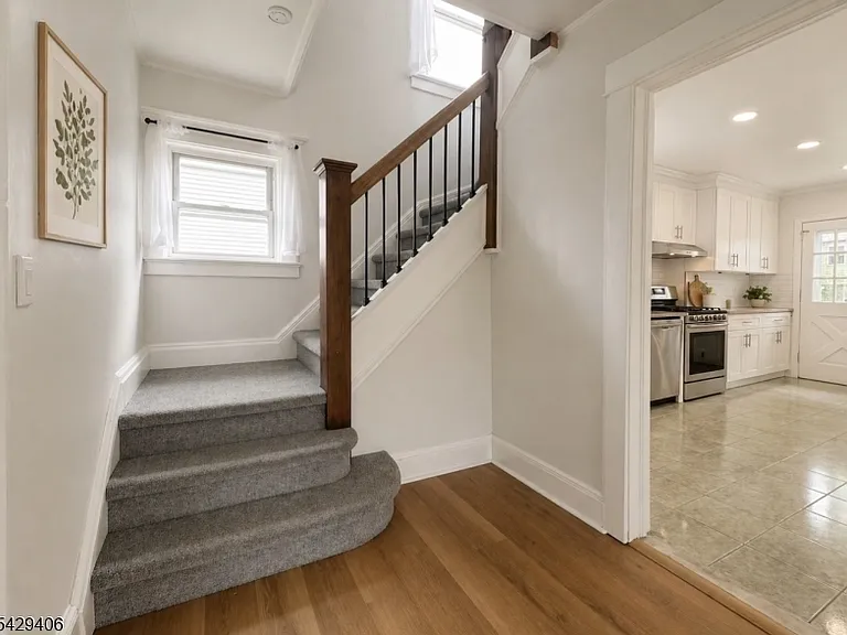 312 Rochelle Ave — Photo 5