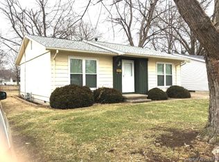 2413 Stokebridge Rd, Springfield, IL 62702