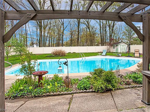3rd image of 958 Meadview Dr