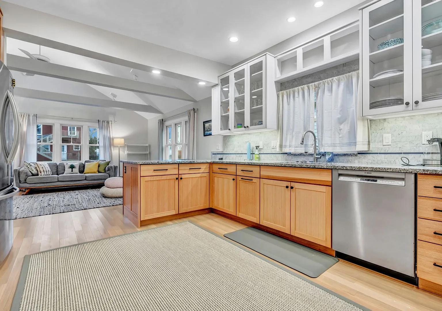Fully Furnished 4br/1.5ba - Single Family Home In Portland — Photo 1