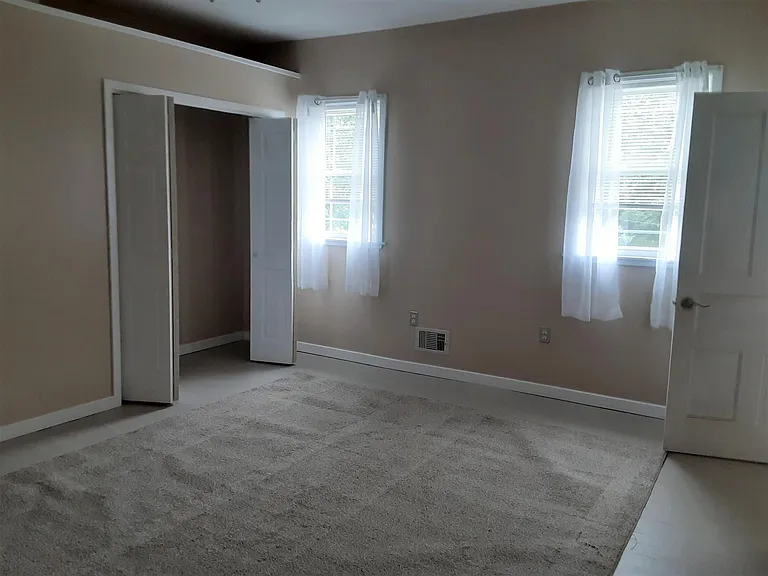421 Jacobs St — Photo 10