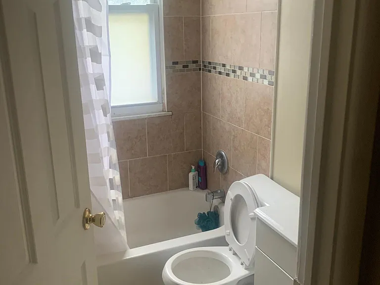 1704 Pleasant St #1F — Photo 5