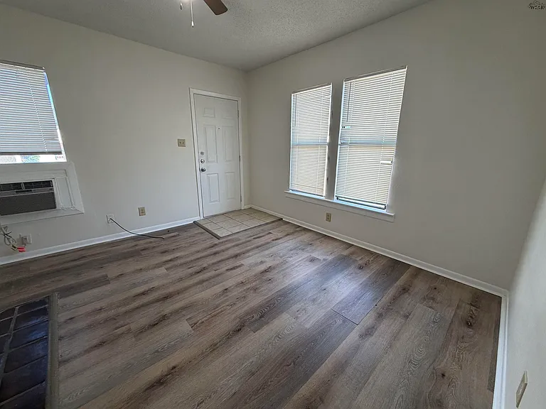 614 Sunset Dr — Photo 1
