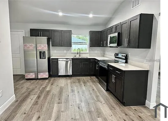 3 bed, 922 sqft, $1,750 — Photo 2