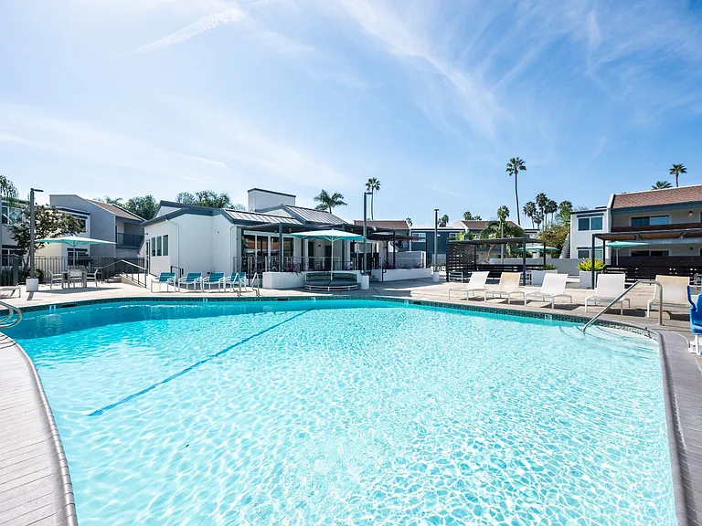 Beverly Plaza Apartments — Photo 37