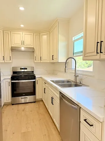 441 1/2 W Lexington Dr — Photo 2