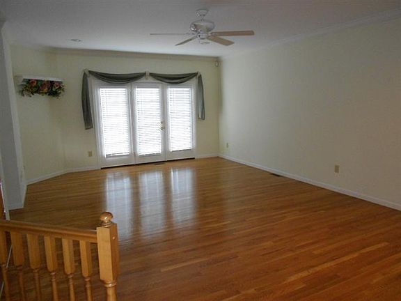 5th image of 10711 Crown Pointe Dr