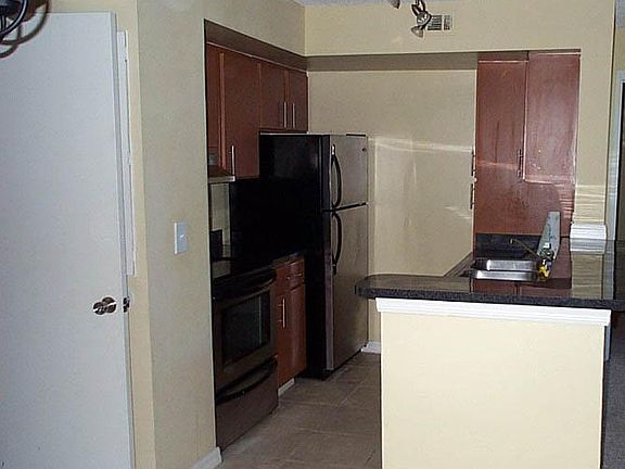 3rd image of 433 Fountainhead Cir